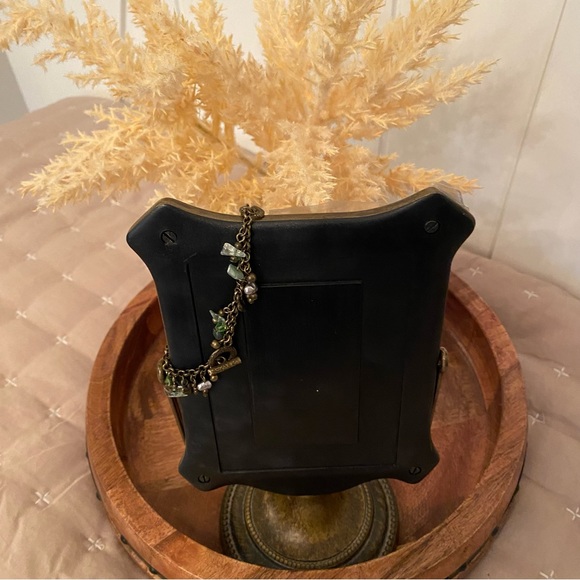 Bracelet with different shades of green stones with toggle clasp - Picture 4 of 5